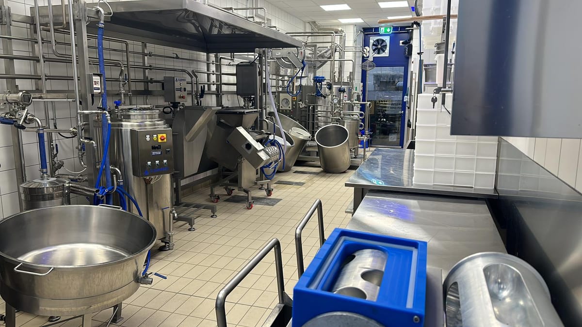 Ligne de production de la mozzarella : cuves, machine et moules dans le laboratoire de Plainpalais.